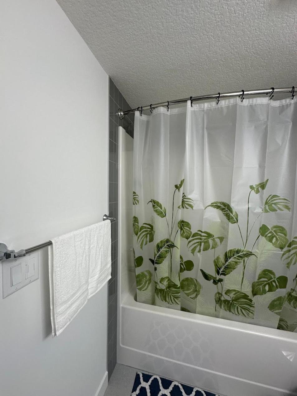 Spacious 2 Bedroom & Kitchen Basement Near Airport * Calgary
