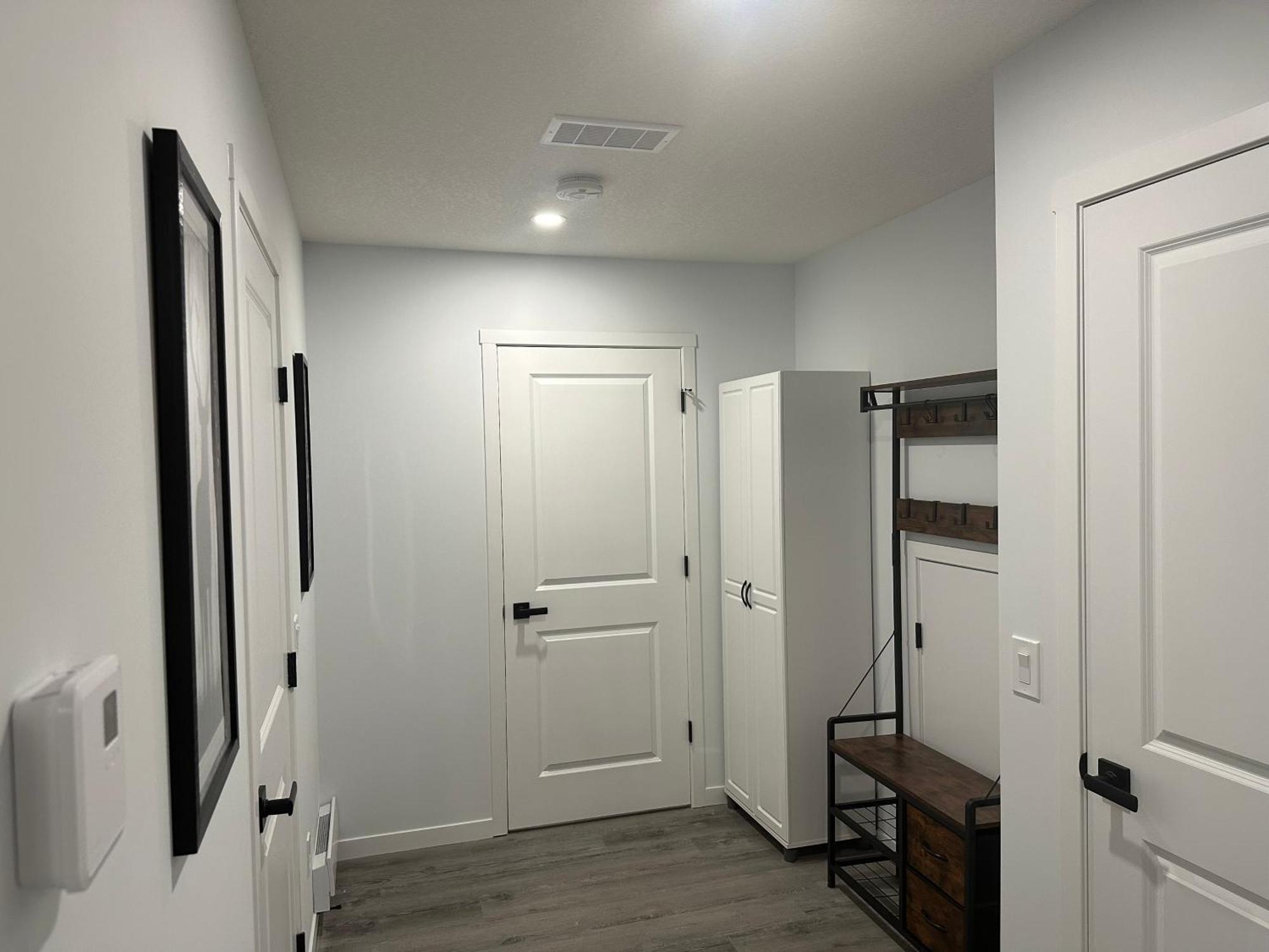 2-bed Rustic Charm Below * Calgary