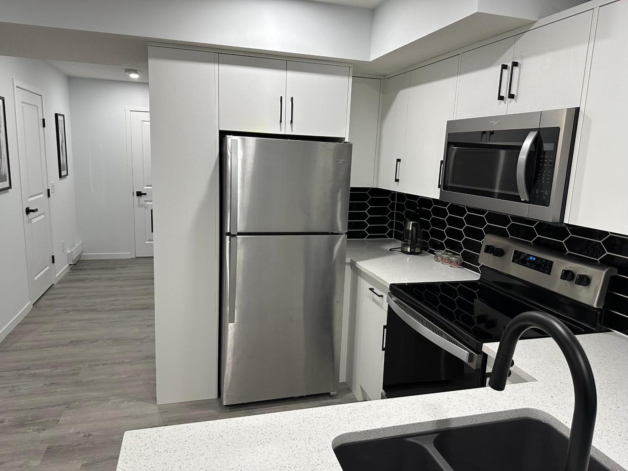 2-bed Rustic Charm Below * Calgary