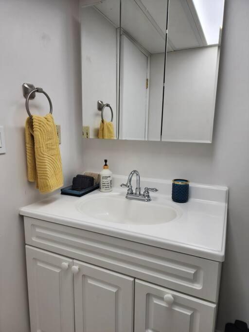 Apartment 2-bed Entire 10 Mins From Attractions Calgary
