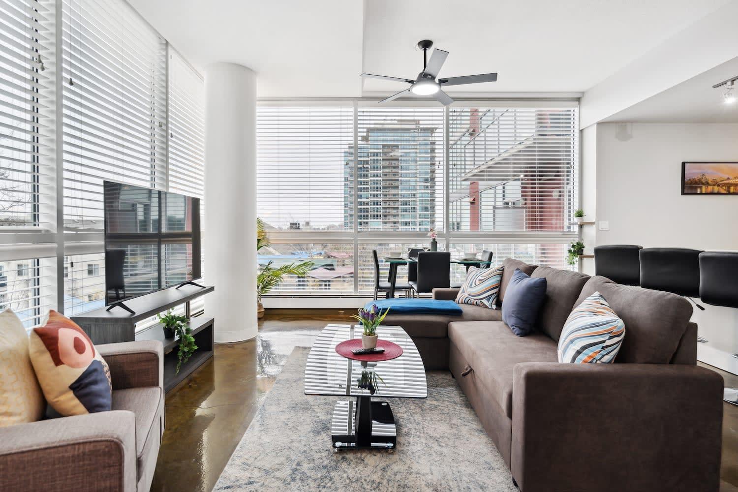 Upscale 2br - King Bed - Stunning Views Holiday home Calgary