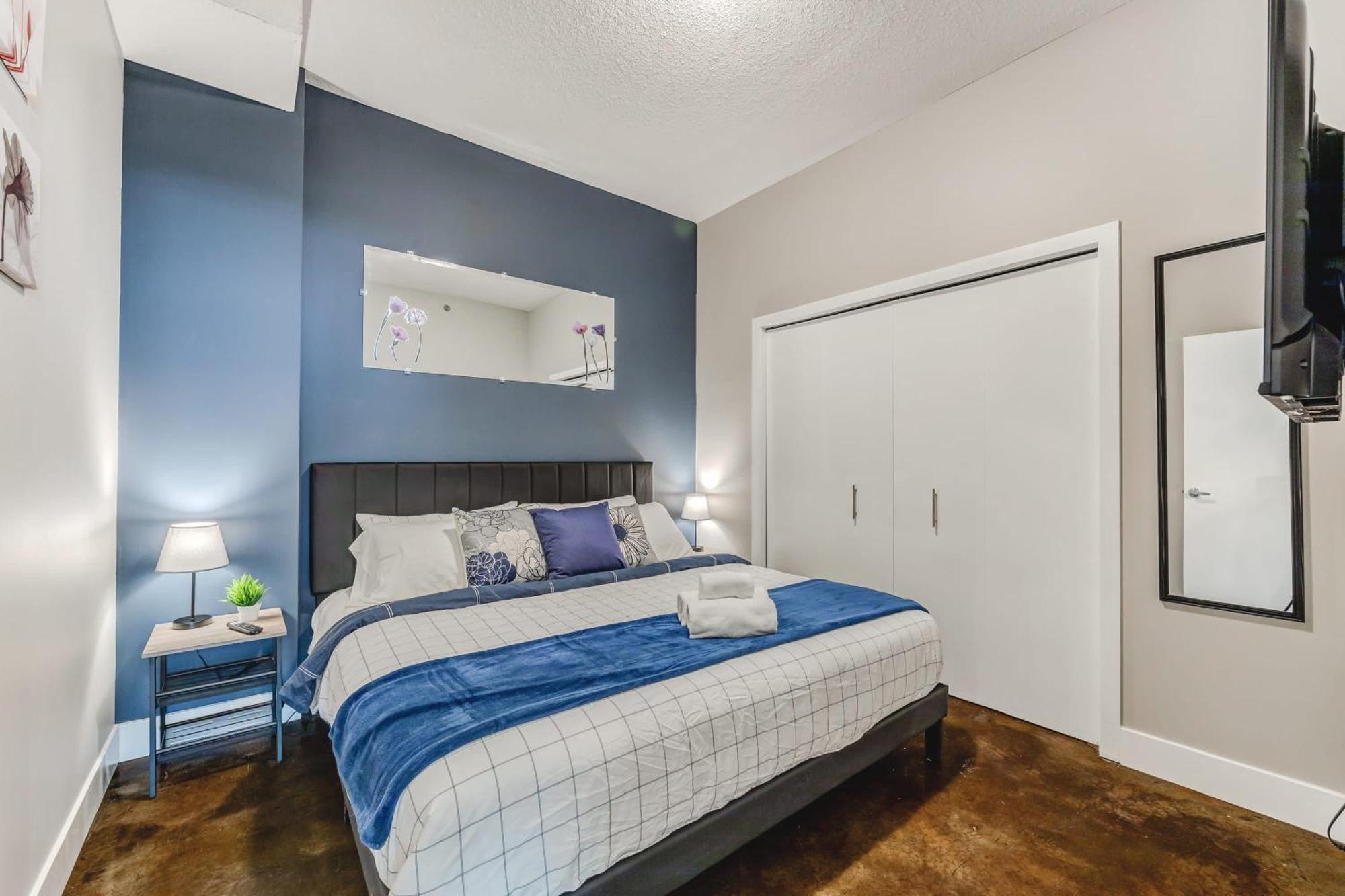 Upscale 2br - King Bed - Stunning Views Holiday home Calgary