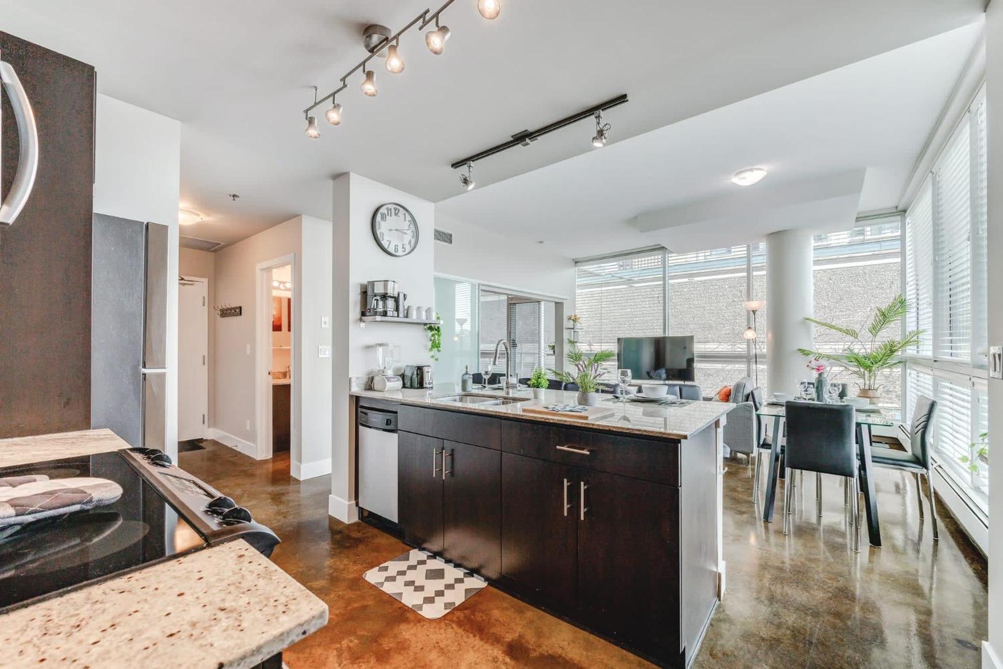 Upscale 2br - King Bed - Stunning Views * Calgary