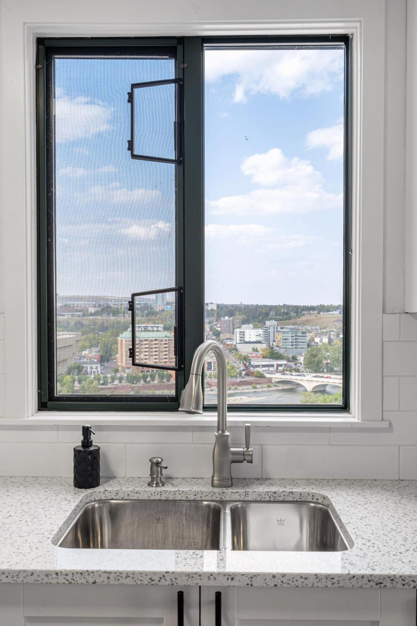 Holiday home The Loki I Patio & Bbq I Sleeps 5 I Downtown I Tv *