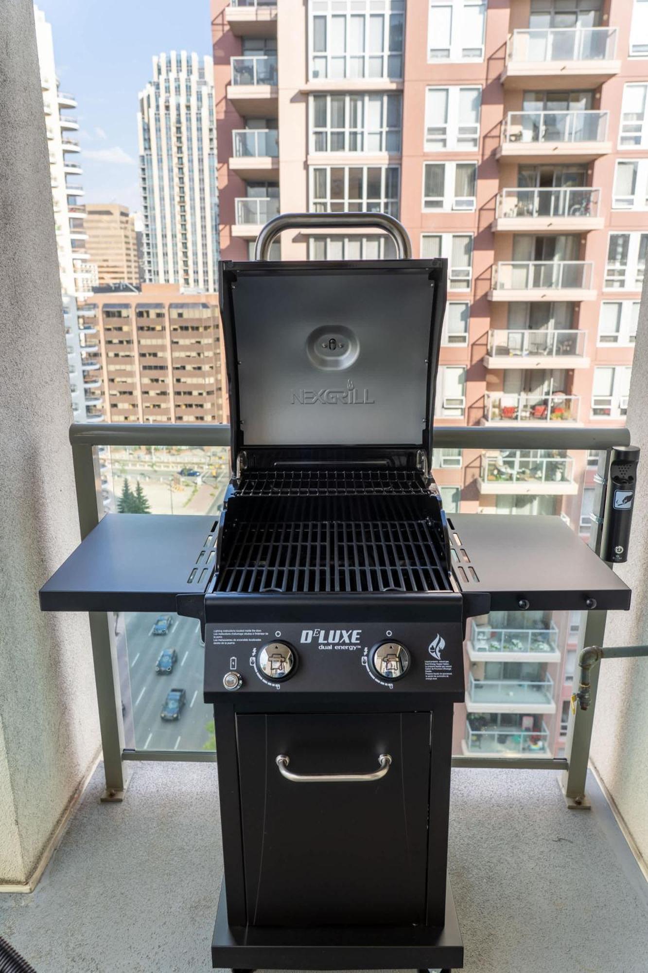 The Loki I Patio & Bbq I Sleeps 5 I Downtown I Tv Holiday home Calgary
