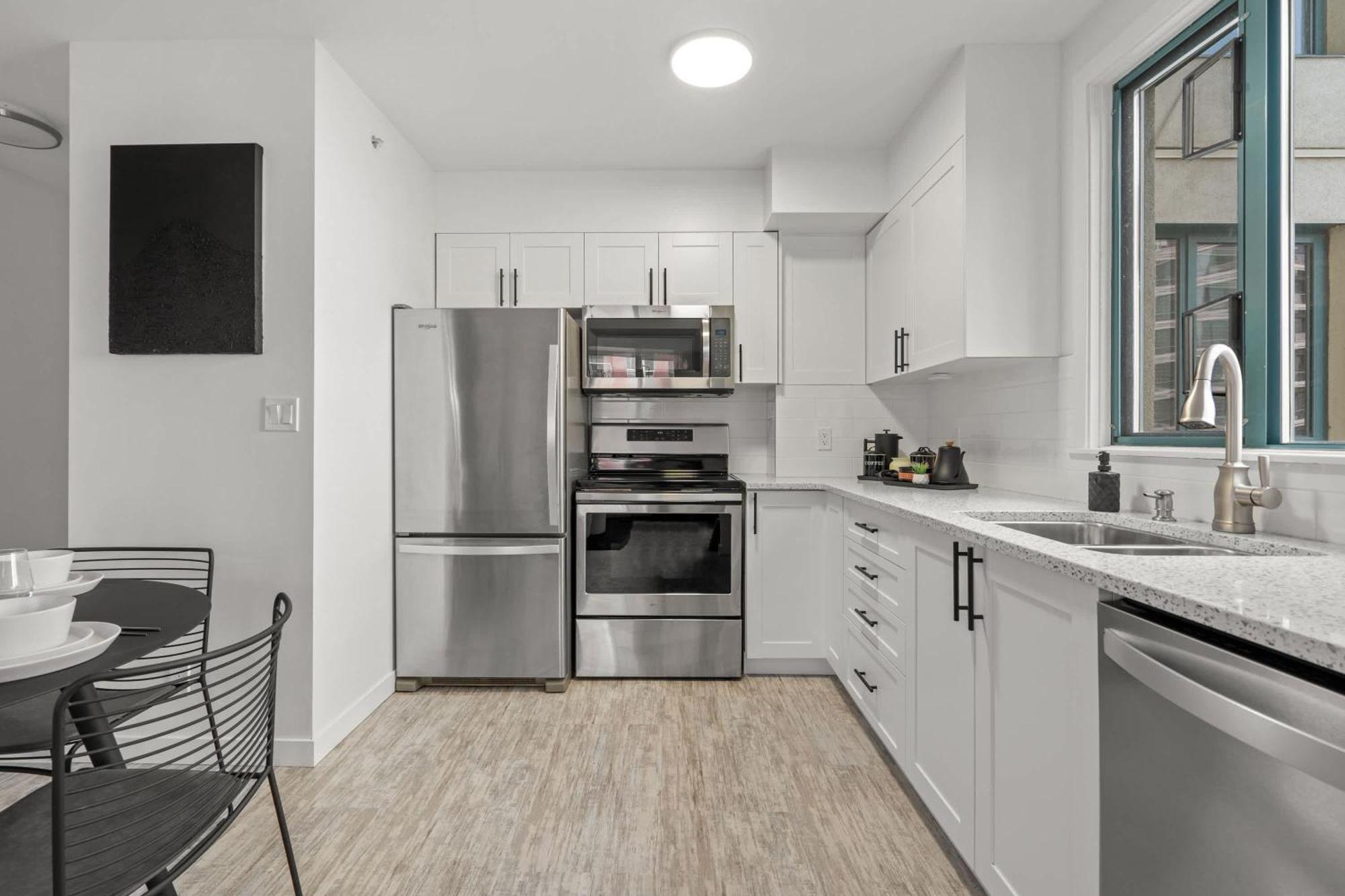The Loki I Patio & Bbq I Sleeps 5 I Downtown I Tv Holiday home