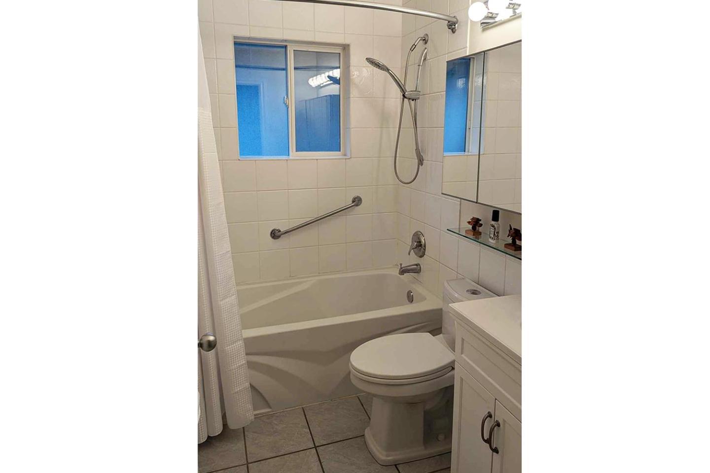 Cozy Bungalow In Spruce Cliff With Hot Tub Holiday home Calgary