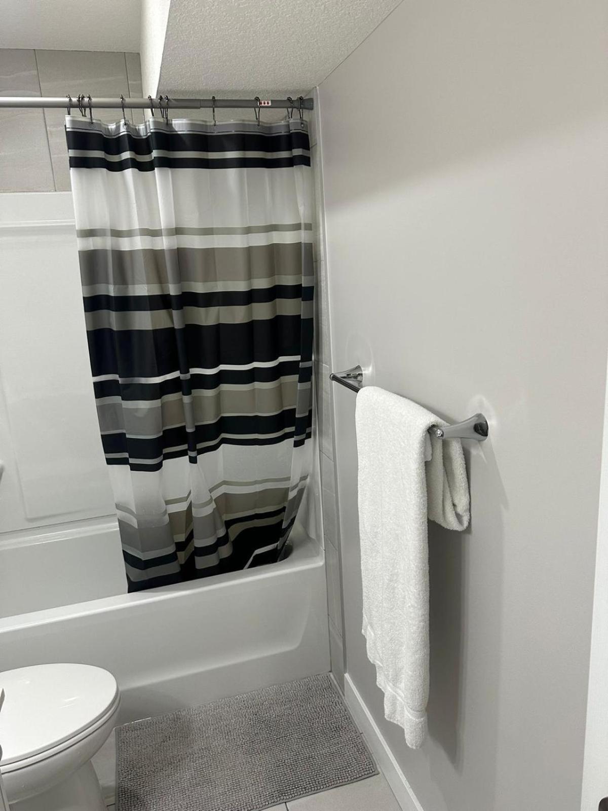 Luxurious In Nw Calgary, Free Parking, High Speed Internet, Near Grocery And Airport Bed & Breakfast *