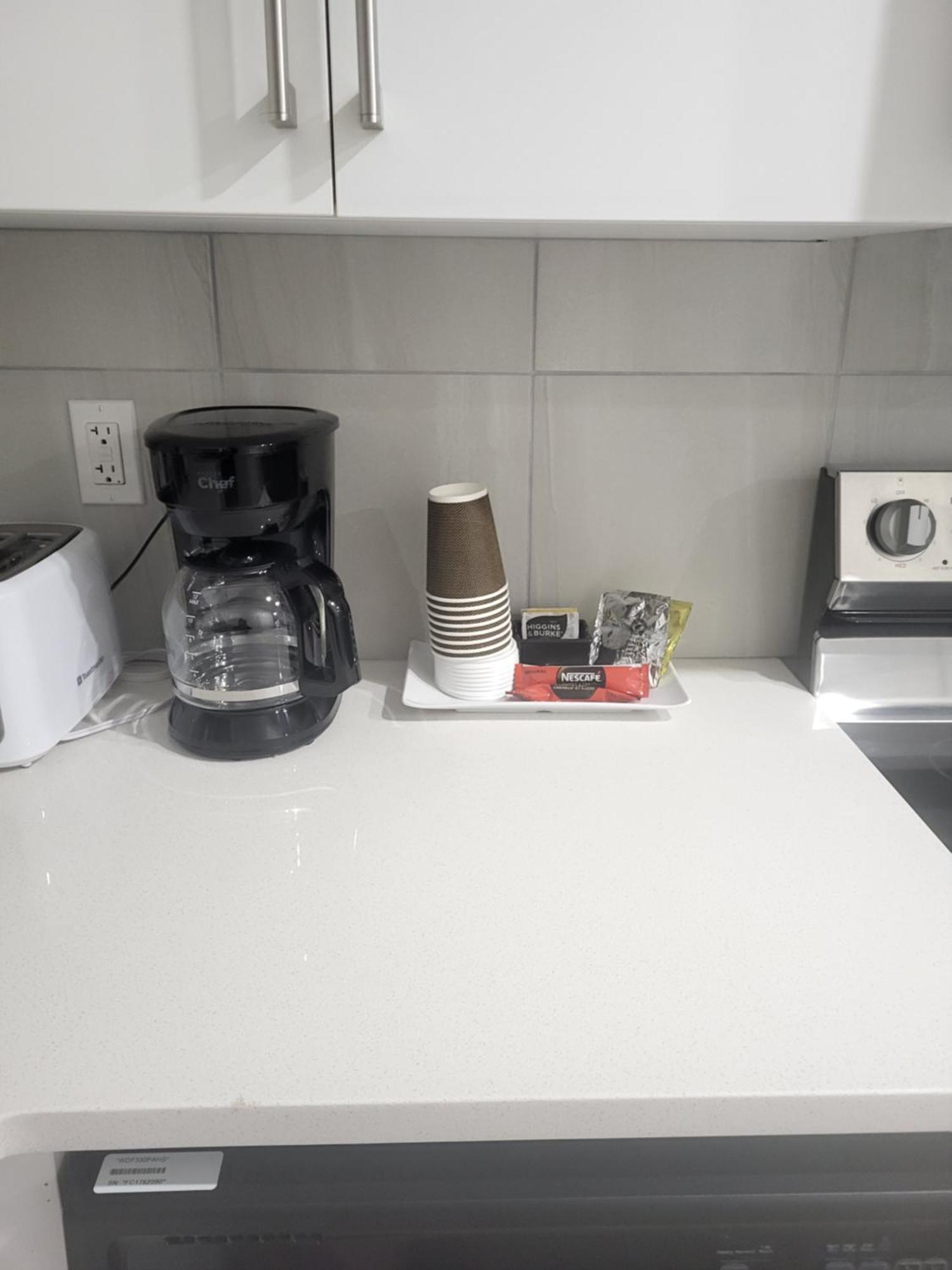 Luxurious In Nw Calgary, Free Parking, High Speed Internet, Near Grocery And Airport Bed & Breakfast Calgary