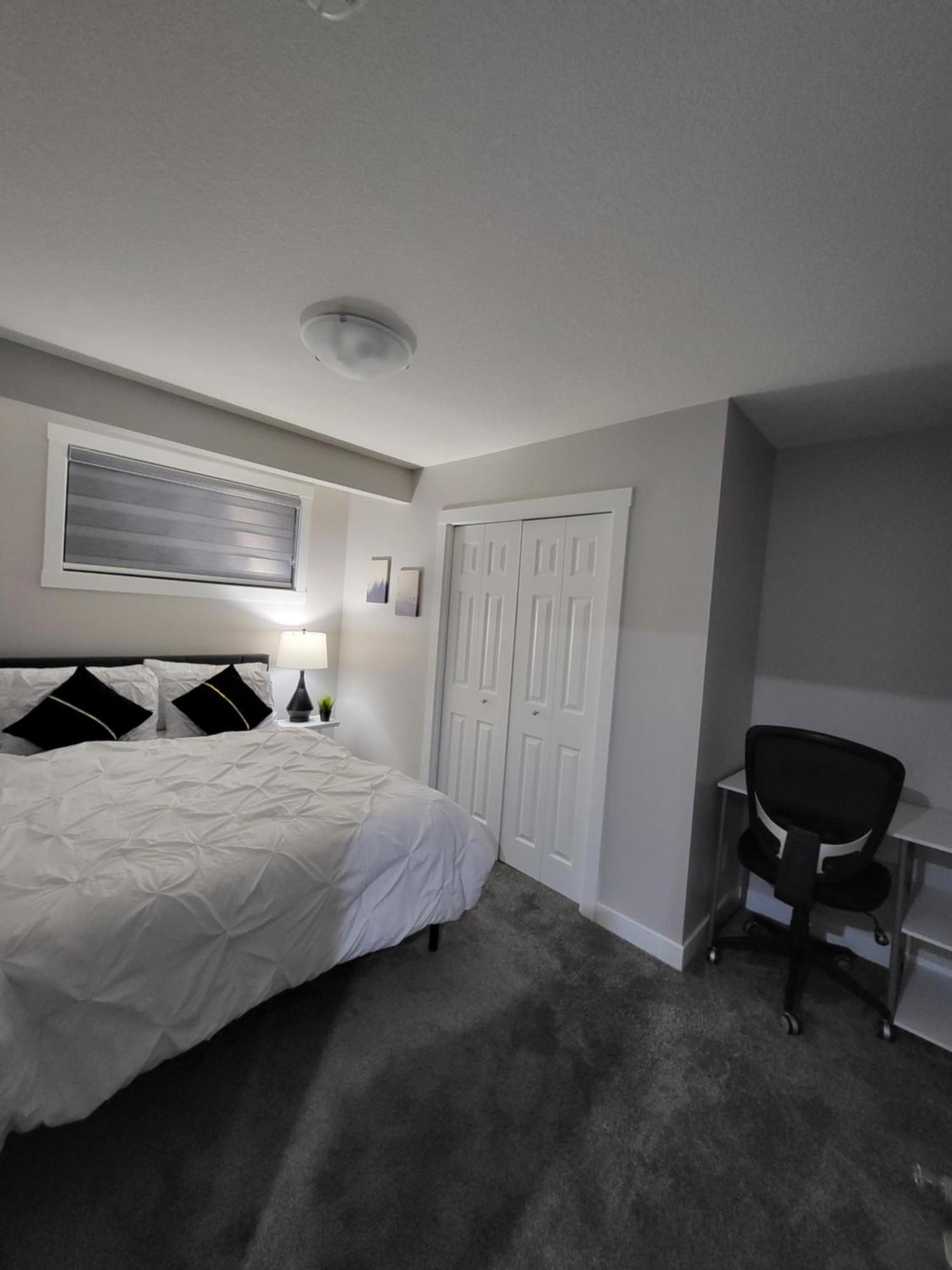 Luxurious In Nw Calgary, Free Parking, High Speed Internet, Near Grocery And Airport