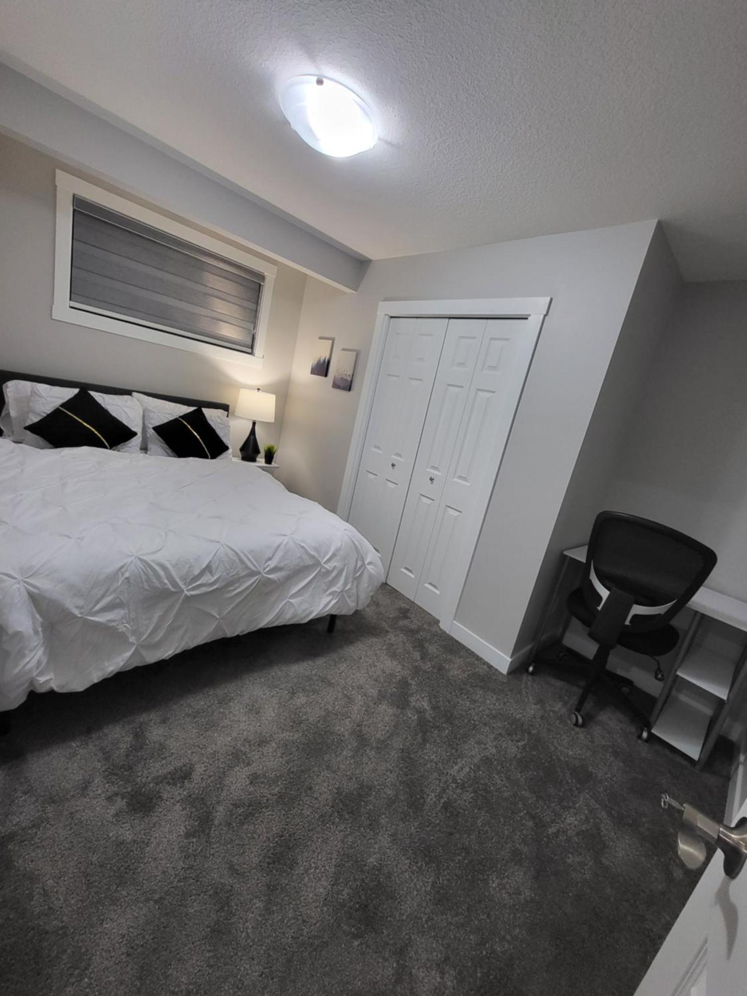 Luxurious In Nw Calgary, Free Parking, High Speed Internet, Near Grocery And Airport Bed & Breakfast *