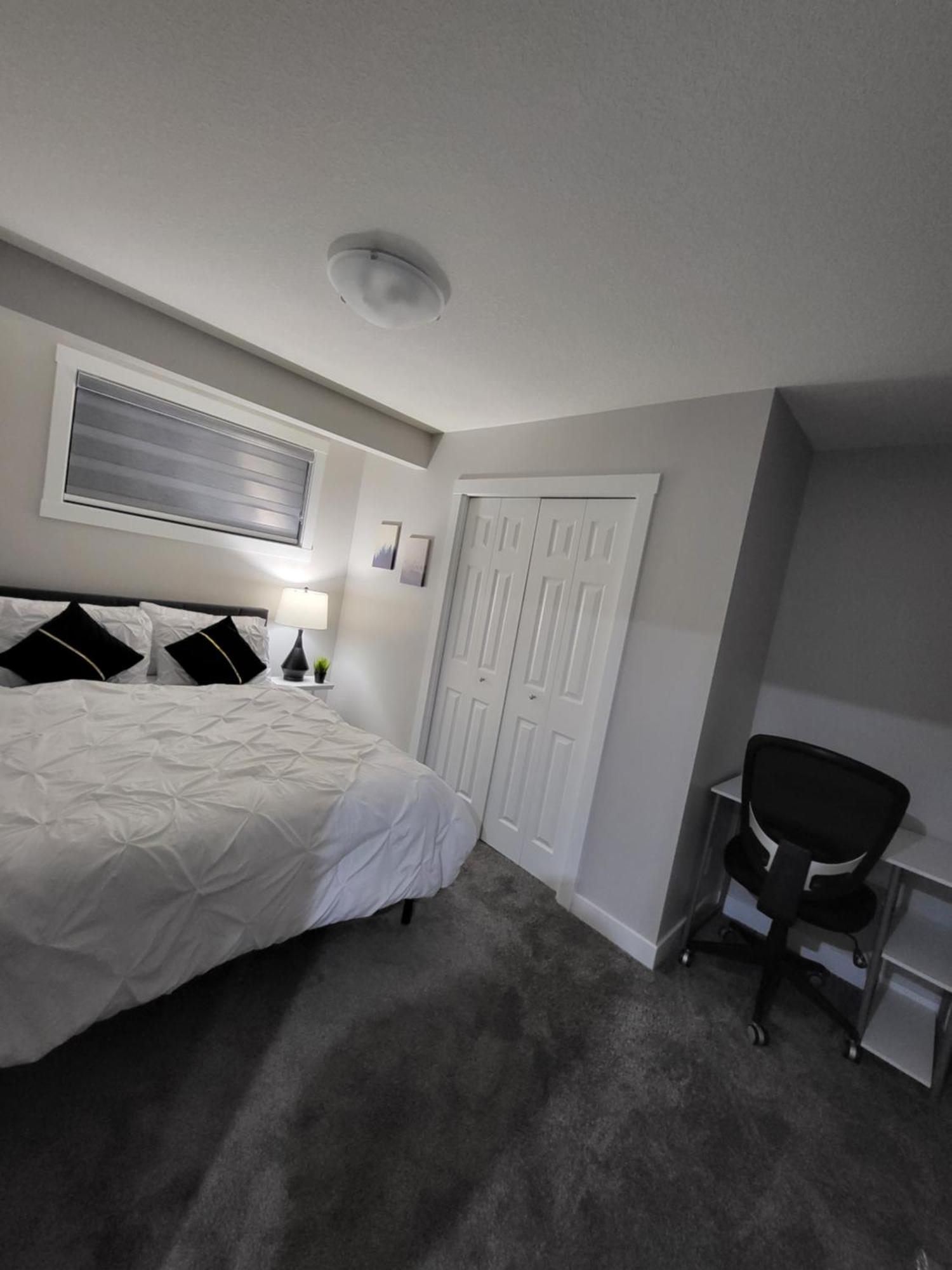 Luxurious In Nw Calgary, Free Parking, High Speed Internet, Near Grocery And Airport Calgary