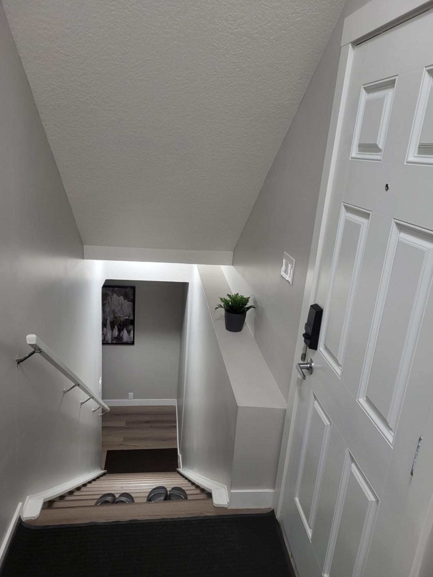 Bed & Breakfast Luxurious In Nw Calgary, Free Parking, High Speed Internet, Near Grocery And Airport *