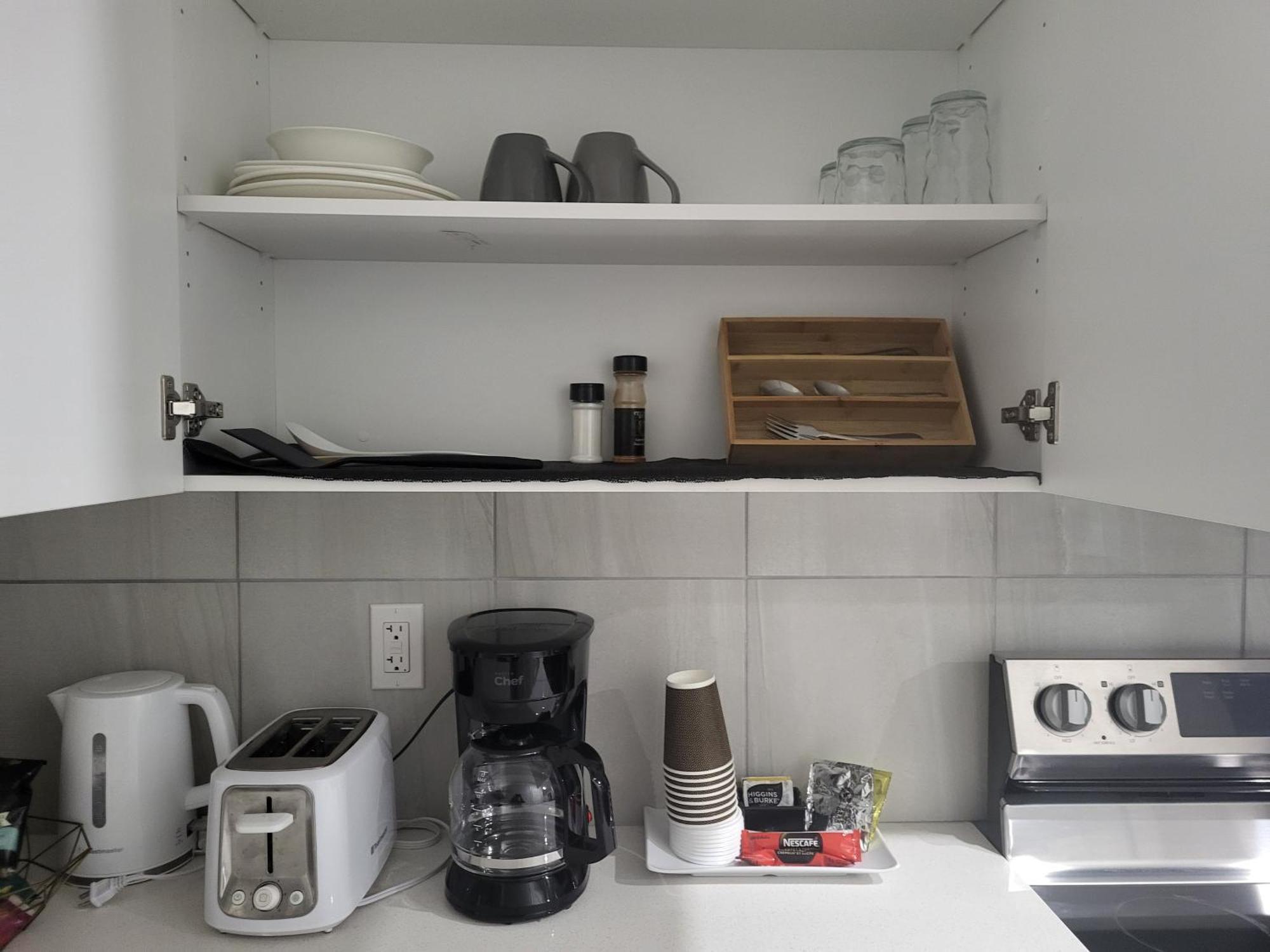 Luxurious In Nw Calgary, Free Parking, High Speed Internet, Near Grocery And Airport Bed & Breakfast Calgary