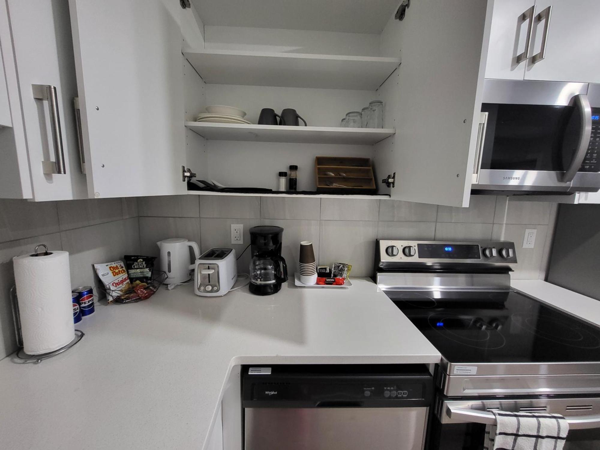 Bed & Breakfast Luxurious In Nw Calgary, Free Parking, High Speed Internet, Near Grocery And Airport *