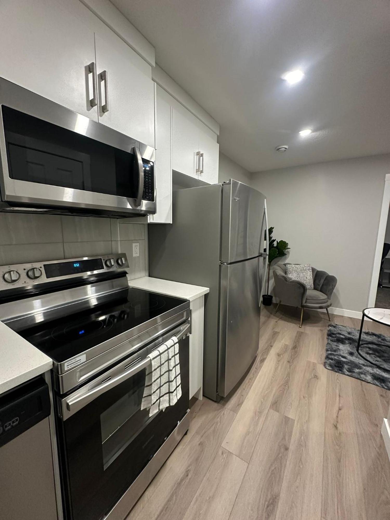 Luxurious In Nw Calgary, Free Parking, High Speed Internet, Near Grocery And Airport * Calgary