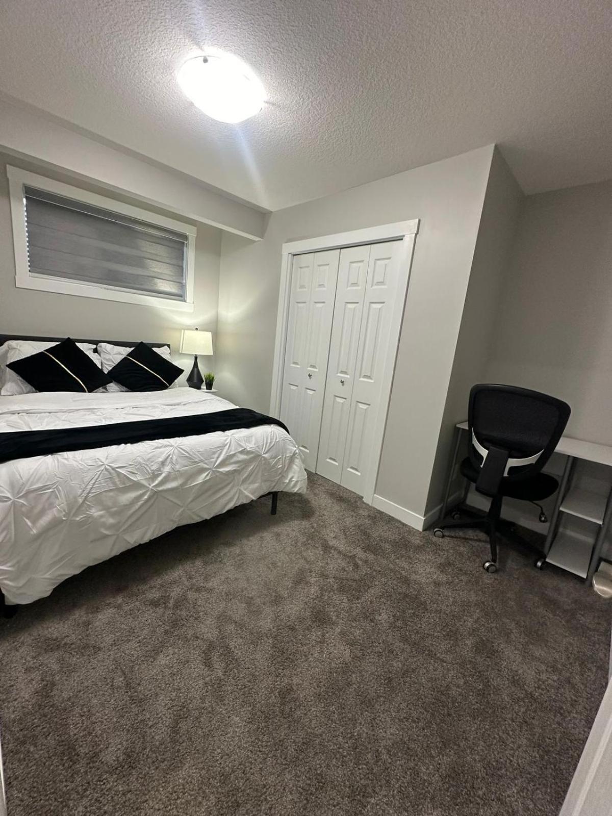 Bed & Breakfast Luxurious In Nw Calgary, Free Parking, High Speed Internet, Near Grocery And Airport