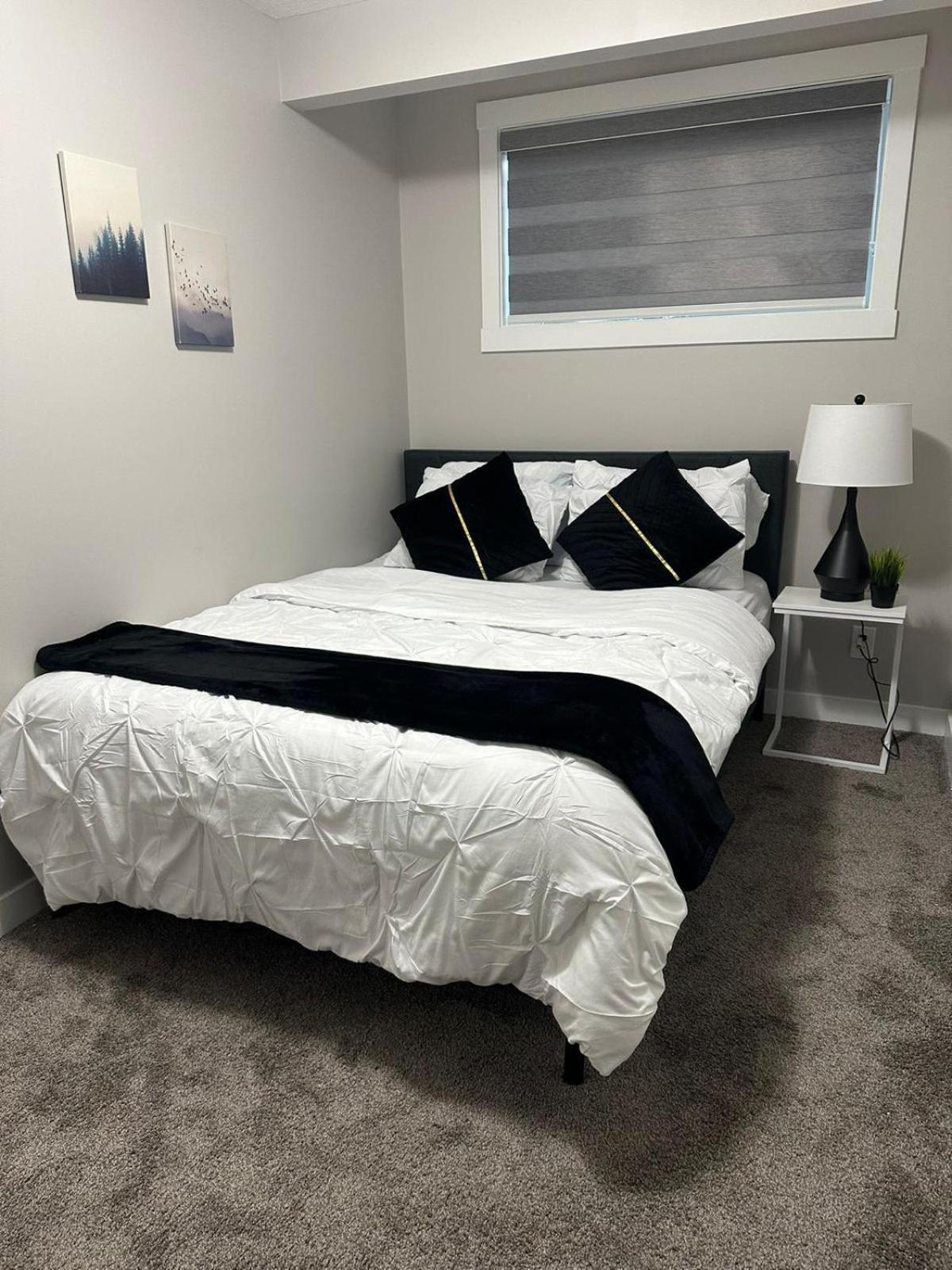 Bed & Breakfast Luxurious In Nw Calgary, Free Parking, High Speed Internet, Near Grocery And Airport Calgary
