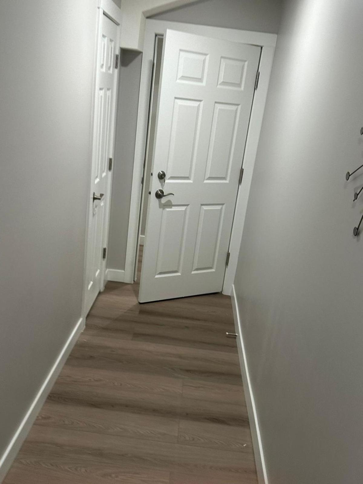 Luxurious In Nw Calgary, Free Parking, High Speed Internet, Near Grocery And Airport * Calgary