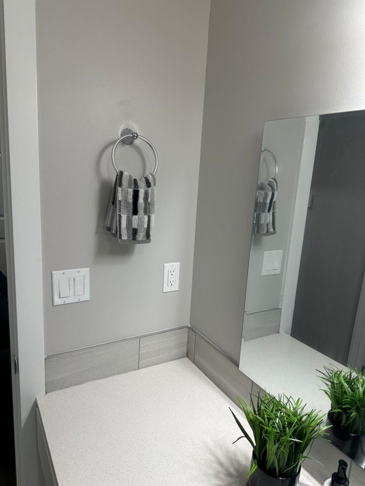 Luxurious In Nw Calgary, Free Parking, High Speed Internet, Near Grocery And Airport Calgary