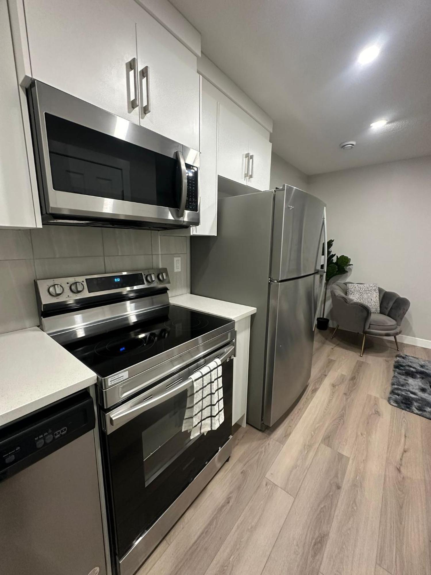 Luxurious In Nw Calgary, Free Parking, High Speed Internet, Near Grocery And Airport