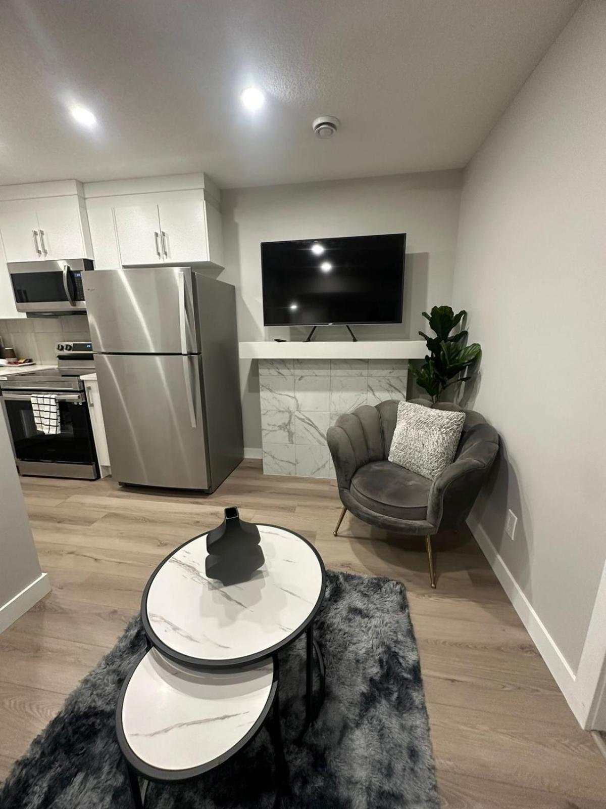 Luxurious In Nw Calgary, Free Parking, High Speed Internet, Near Grocery And Airport Bed & Breakfast