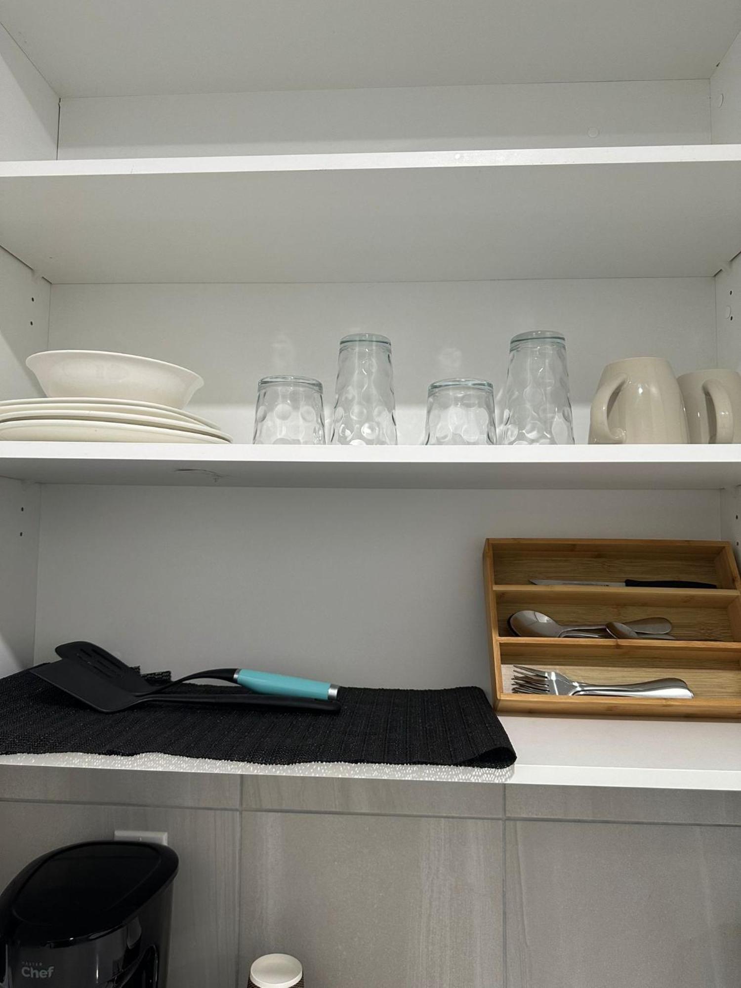 Luxurious In Nw Calgary, Free Parking, High Speed Internet, Near Grocery And Airport Bed & Breakfast *