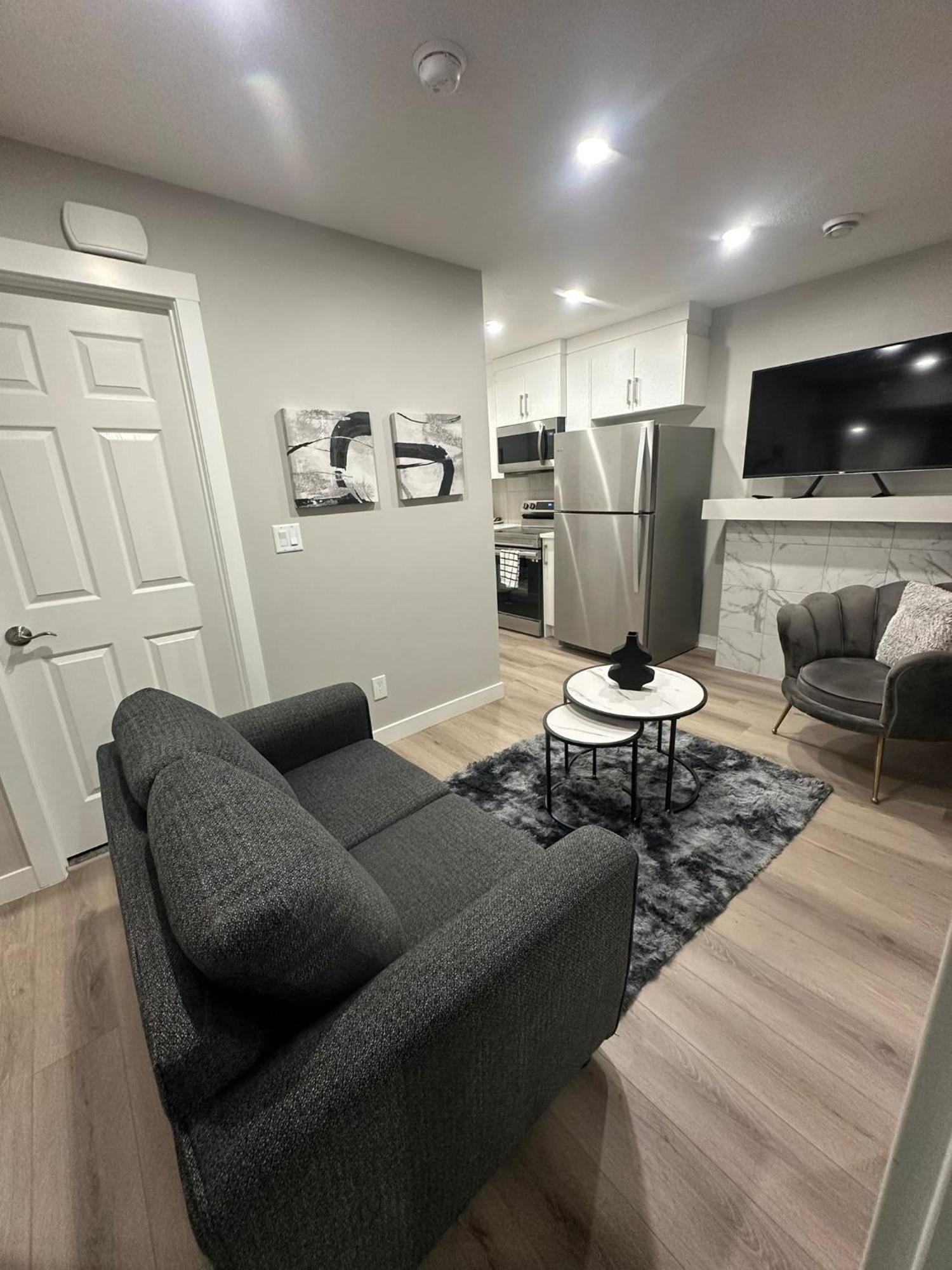 Bed & Breakfast Luxurious In Nw Calgary, Free Parking, High Speed Internet, Near Grocery And Airport Calgary