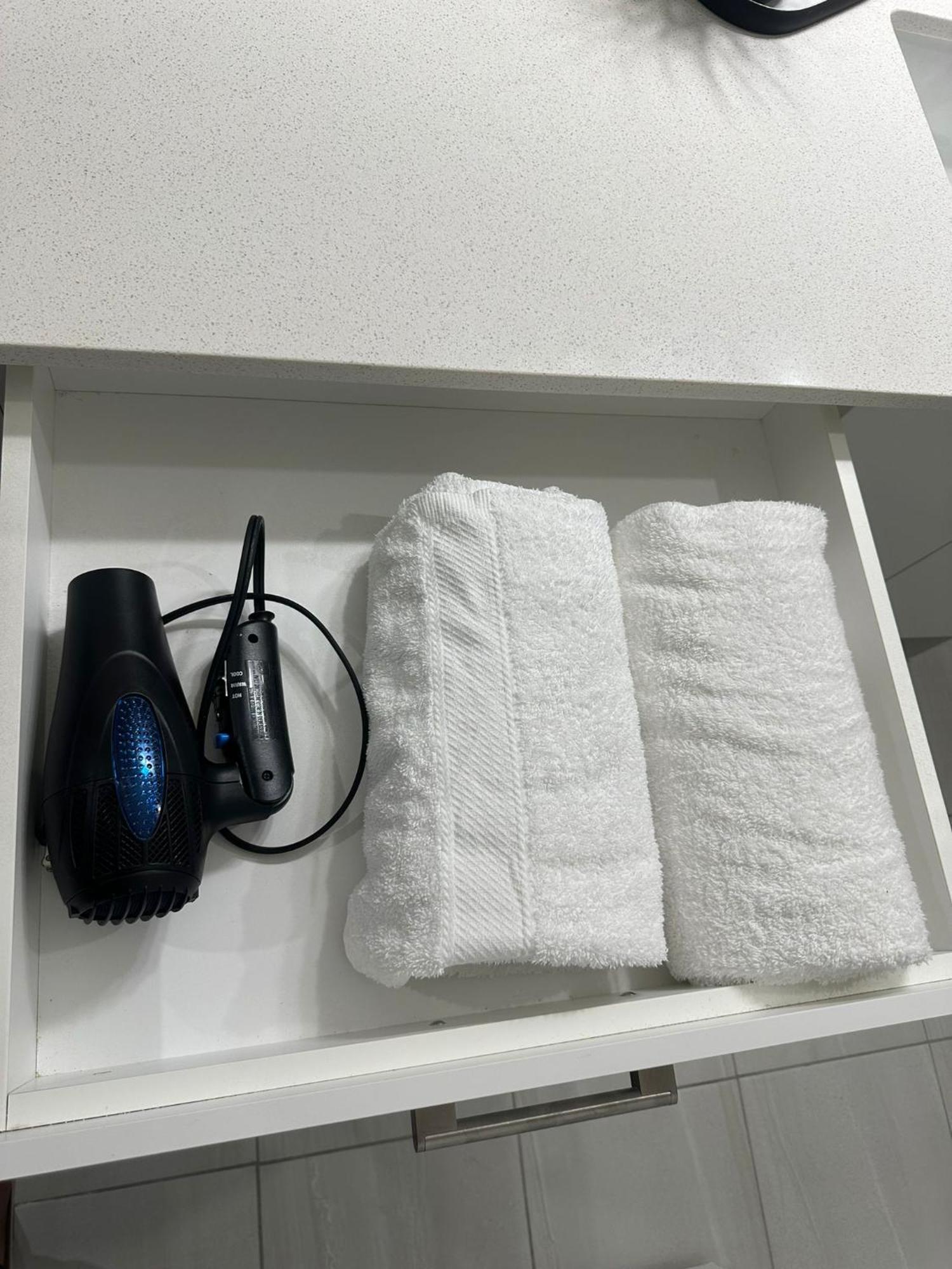 Bed & Breakfast Luxurious In Nw Calgary, Free Parking, High Speed Internet, Near Grocery And Airport