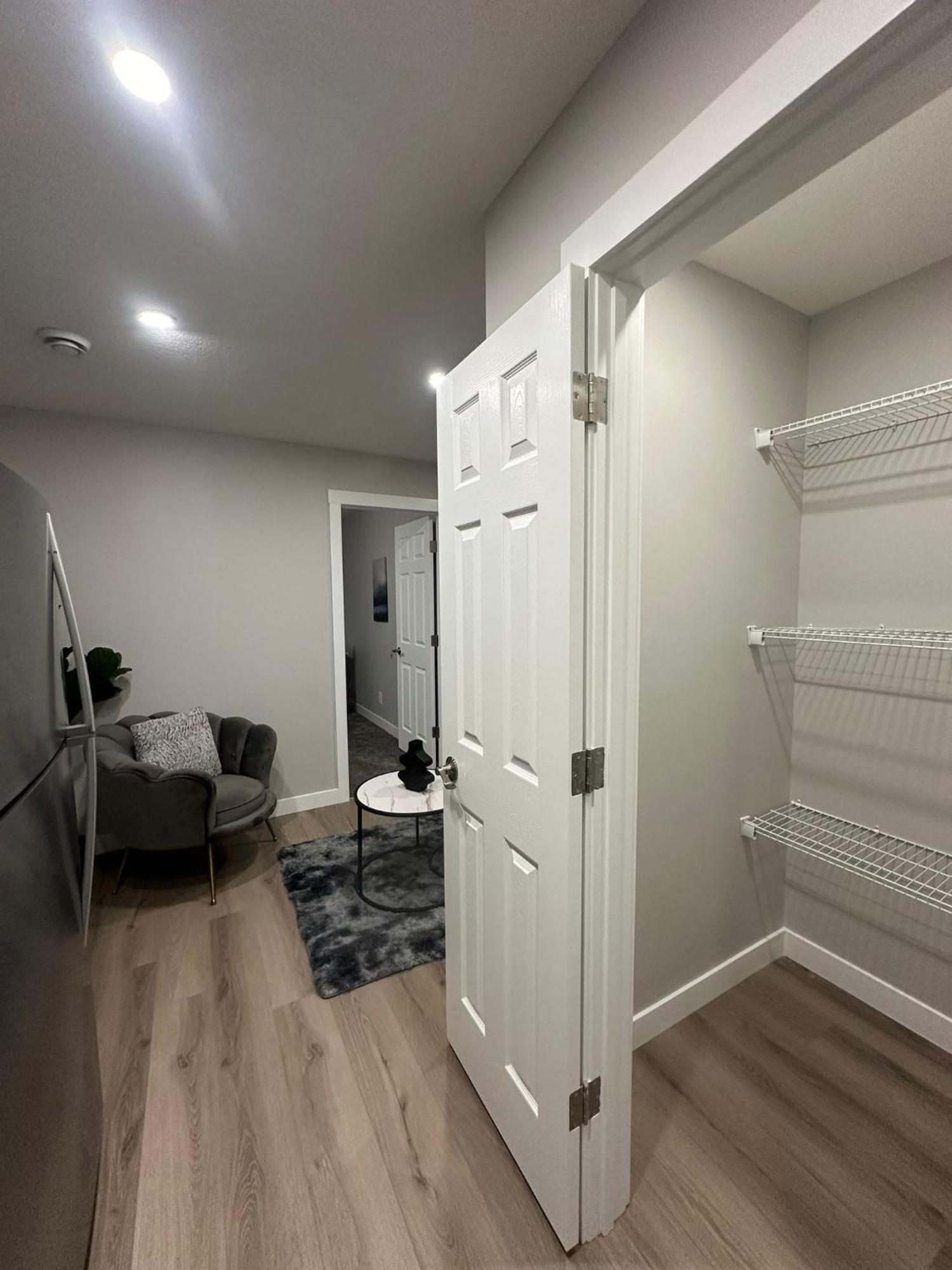 Luxurious In Nw Calgary, Free Parking, High Speed Internet, Near Grocery And Airport