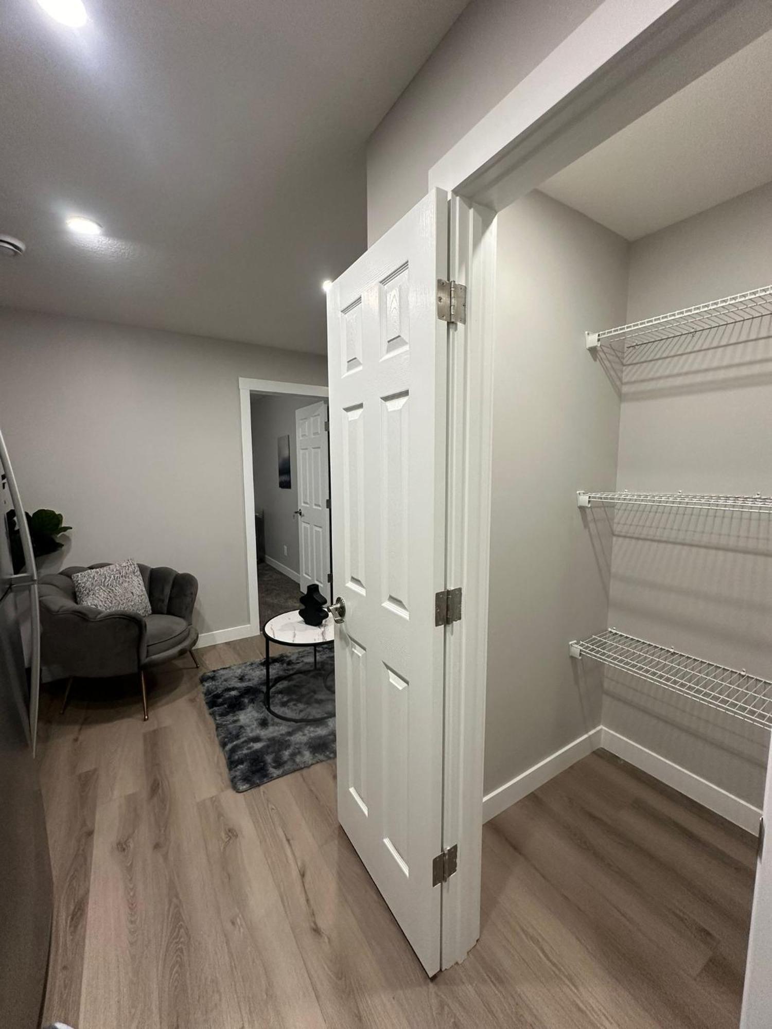Luxurious In Nw Calgary, Free Parking, High Speed Internet, Near Grocery And Airport Bed & Breakfast