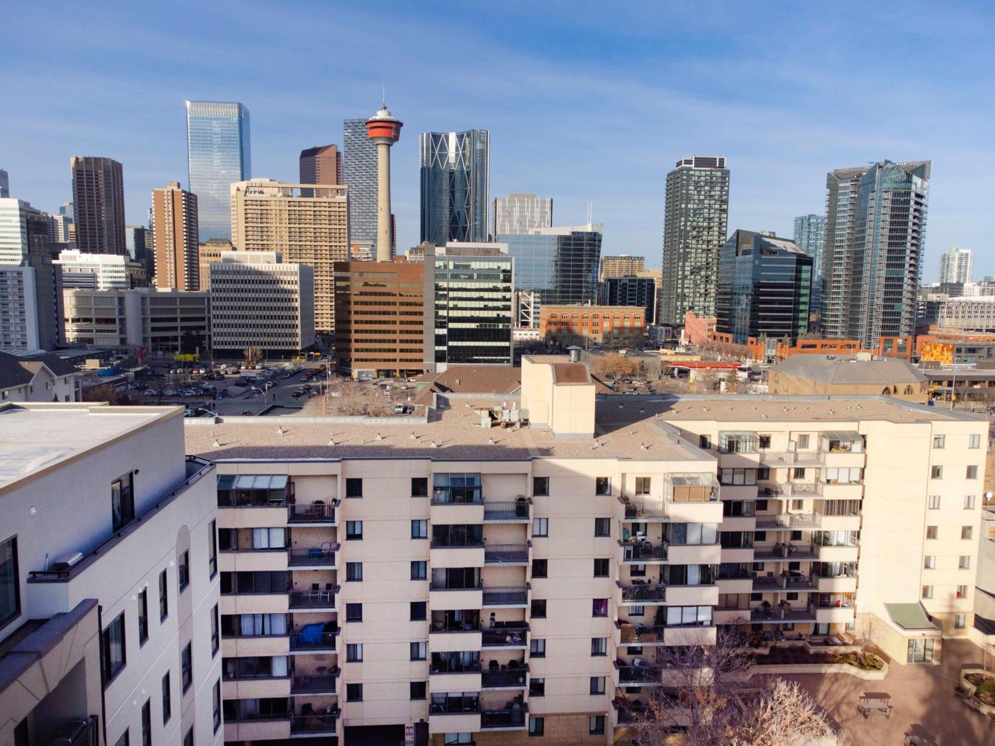 Spacious Floor At Stampede W Free Parking And Ac Apartment *