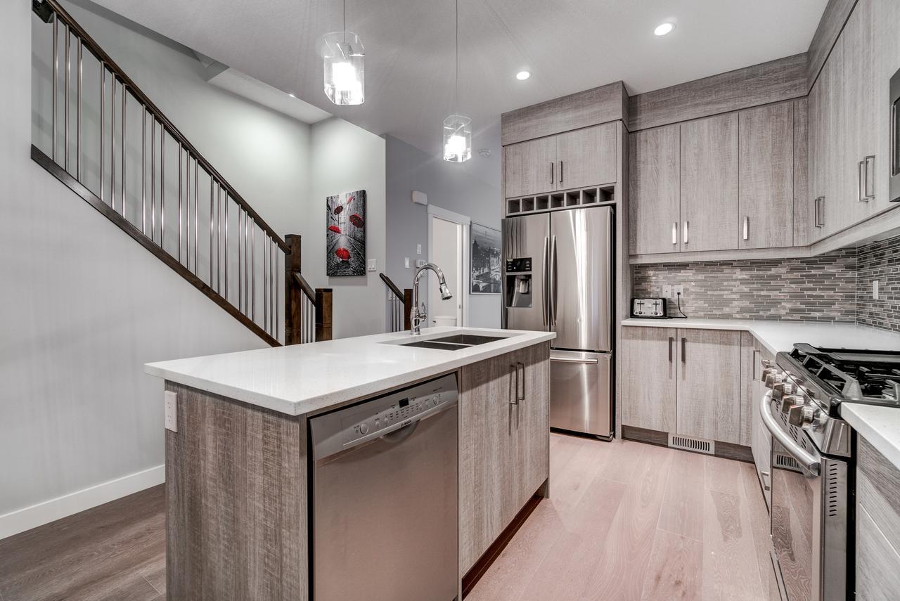 Three-bedroom With Fireplace #41 Sunalta Downtown * Calgary