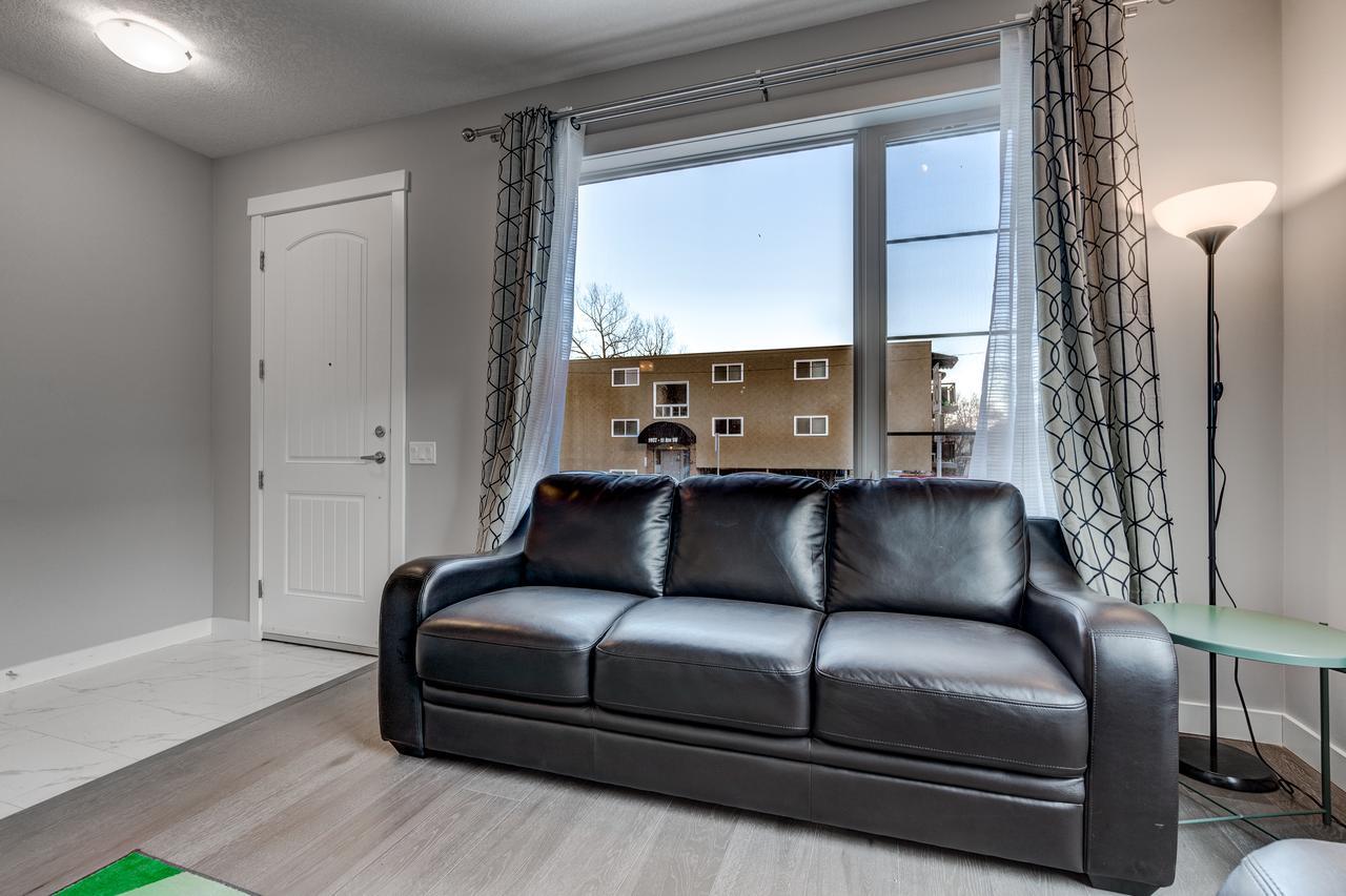 Three-bedroom With Fireplace #41 Sunalta Downtown * Calgary