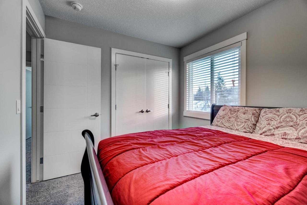 Three-bedroom With Fireplace #41 Sunalta Downtown Calgary