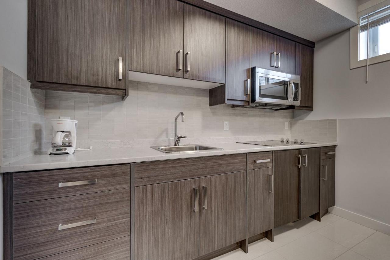 Three-bedroom With Fireplace #41 Sunalta Downtown Apartment