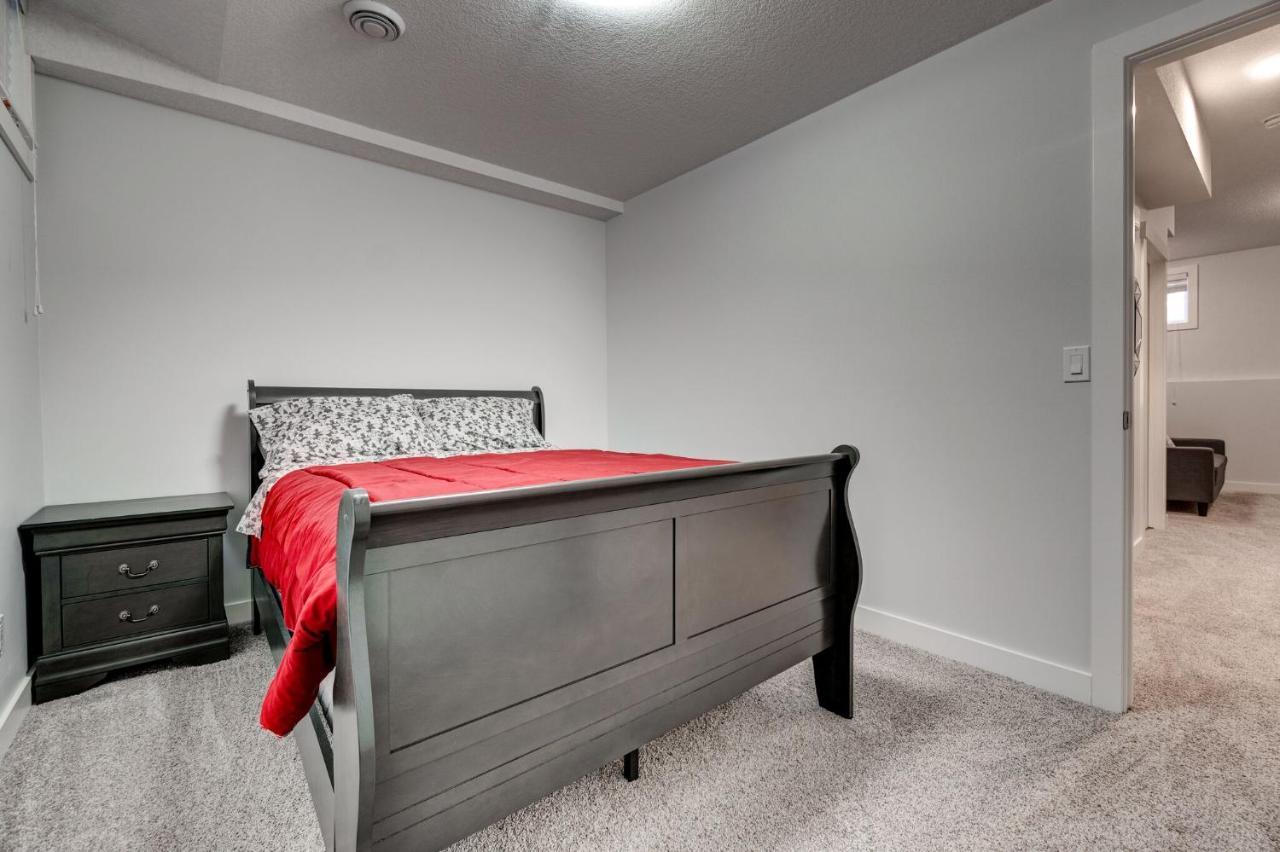 Three-bedroom With Fireplace #41 Sunalta Downtown Calgary