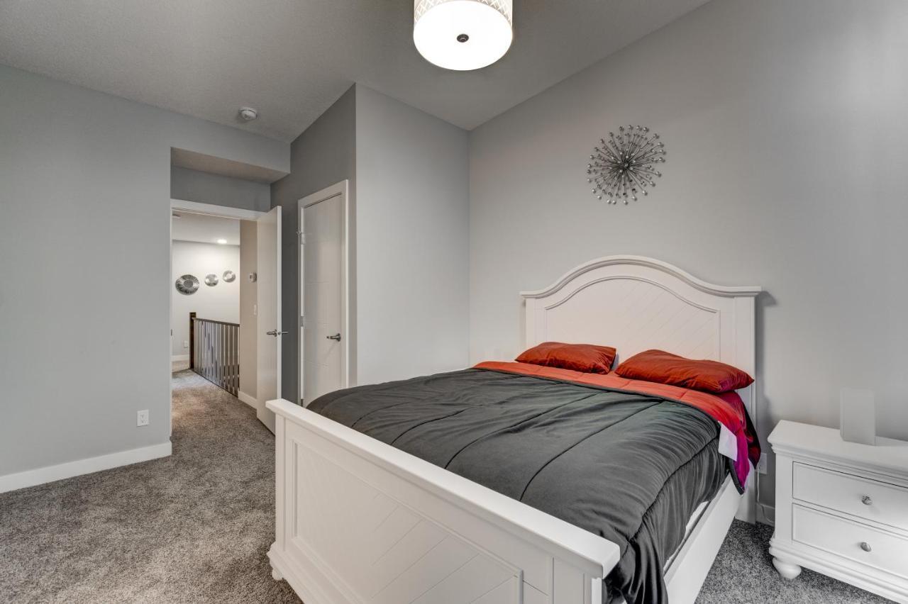 Three-bedroom With Fireplace #41 Sunalta Downtown Apartment Calgary