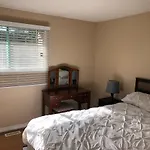 Cozy 2 Bedroom Townhouse With Large Den