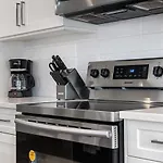 Contemporary Luxury 4 Bedroom House Near Downtown