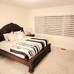 Cheerful 3Bedroom Home With Free Garage Parking