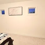 Cheerful 3Bedroom Home With Free Garage Parking