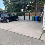 Cozy Basement Suite-溫馨小屋 Designated Parking