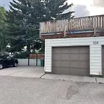 Cozy Basement Suite-溫馨小屋 Designated Parking