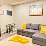 Cozy Newly Built And Cheerful 1-Bedroom Suite