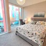 Monki Di Executive Suites - Glas - Luxury Inner City Home 3 Min To Downtown W Private Rooftop Patio Fireplace