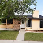 Cozy Home With Comfortable Beds And Fully Equipped Kitchen 15 Mins Drive From Airport, Downtown, Sait And U Of C And 80 Min Drive To Banff
