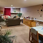 Cozy Home With Comfortable Beds And Fully Equipped Kitchen 15 Mins Drive From Airport, Downtown, Sait And U Of C And 80 Min Drive To Banff