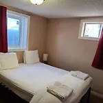 Cozy Home With Comfortable Beds And Fully Equipped Kitchen 15 Mins Drive From Airport, Downtown, Sait And U Of C And 80 Min Drive To Banff