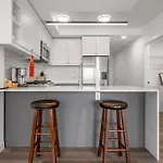 Chic 1Br Kensington Unit W/Parking